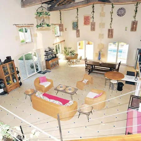Nice In W/ 3 Bedrooms Nyaraló Burie