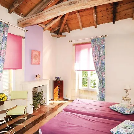 Nice In W/ 3 Bedrooms Nyaraló Burie